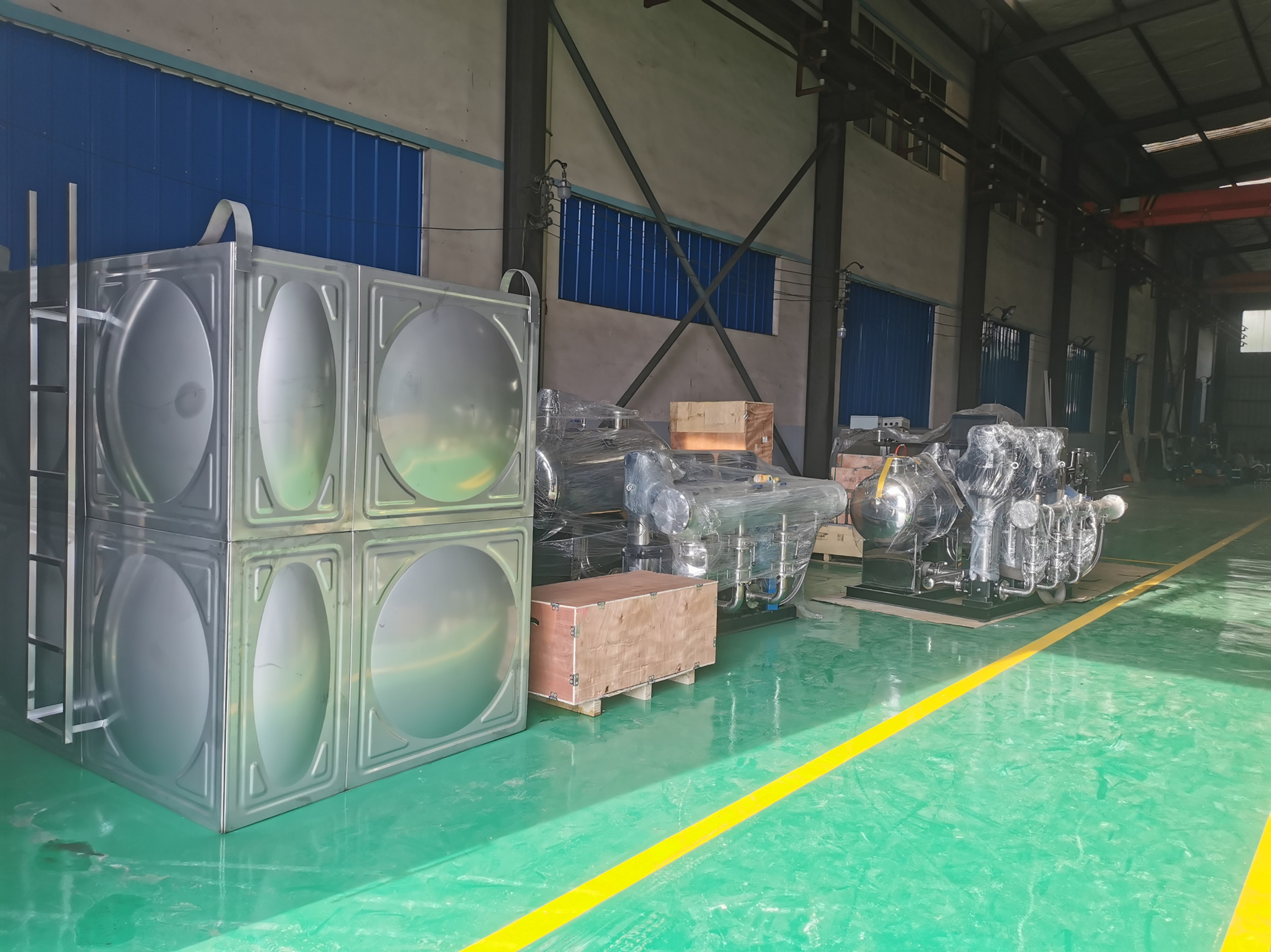 標準化的不銹鋼水箱、供水設備與污水提升設備生產車間